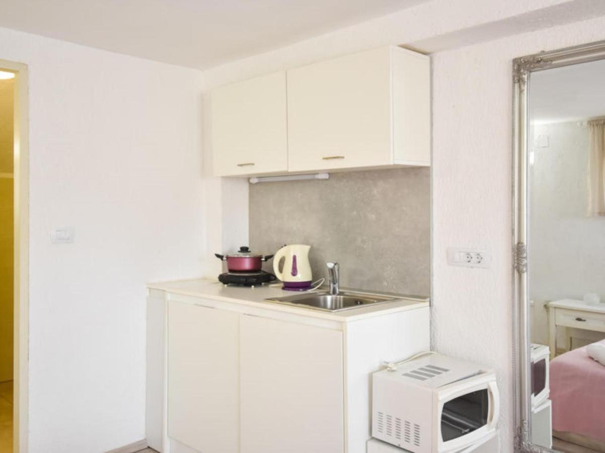 Studios Barre With Jacuzzi Rovinj Exterior photo