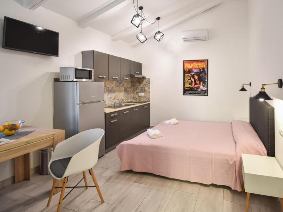 Studios Barre With Jacuzzi Rovinj Exterior photo