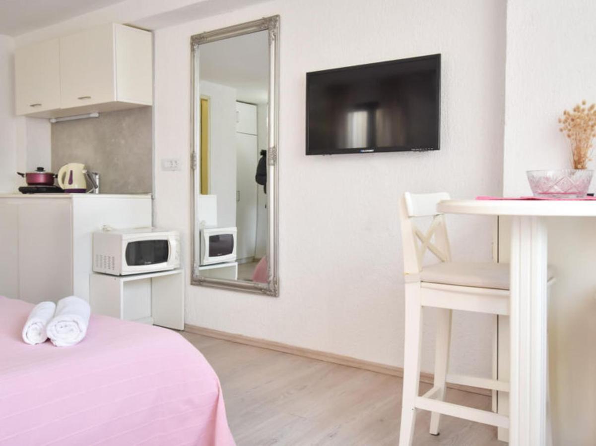Studios Barre With Jacuzzi Rovinj Exterior photo