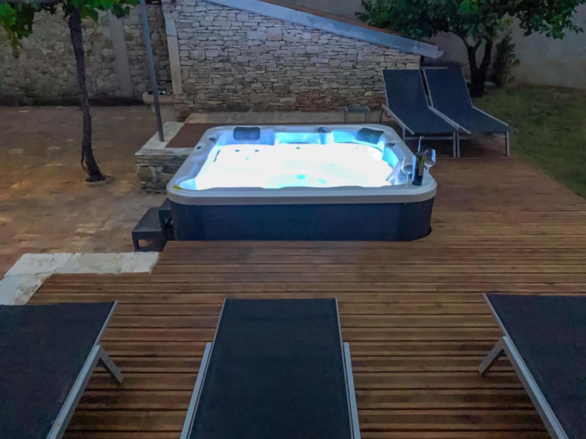 Studios Barre With Jacuzzi Rovinj Exterior photo
